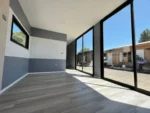 Casa modulare Montes 12 x 3 m – 36 m² siding verticale nero con interni bicolore grigio - immagine 4