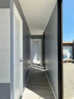 Casa modulare Montes 12 x 3 m – 36 m² siding verticale nero con interni bicolore grigio - immagine 6