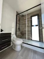 Casa modulare Montes 12 x 3 m – 36 m² siding verticale nero con interni bicolore grigio - immagine 7