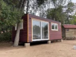 Casa modulare Vignonolo 18 m² – siding fibrocemento bordeaux con portefinestre PVC bianco - immagine 1