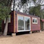 Casa modulare Vignonolo 18 m² – siding fibrocemento bordeaux con portefinestre PVC bianco - immagine 1