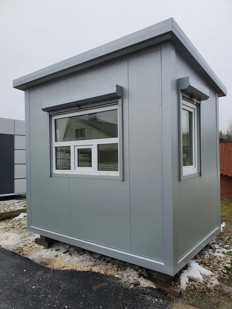 Caseta de entrada 3 x 2 m – cabina ingresso in pannelli sandwich grigio chiaro con persiane - immagine 2