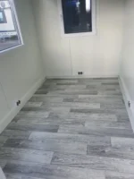 Caseta de entrada 3 x 2 m – cabina ingresso in pannelli sandwich grigio chiaro con persiane - immagine 4