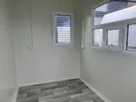 Caseta de entrada 3 x 2 m – cabina ingresso in pannelli sandwich grigio chiaro con persiane - immagine 5