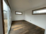 Casetta modulare Atenas 6 x 3 m – 18 m² con bagno con cabina doccia in vetro - immagine 2