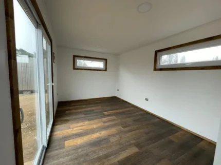 Casetta modulare Atenas 6 x 3 m – 18 m² con bagno con cabina doccia in vetro - immagine 2