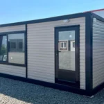 Casetta modulare Compact Plus 18 m² – pannelli sandwich grigio chiaro con bagno completo - immagine 1
