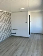 Casetta modulare Compact Plus 18 m² – pannelli sandwich grigio chiaro con bagno completo - immagine 3