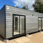Casetta modulare Edison 8 x 3 m – 24 m² con grandi vetrate e bagno con doccia semicircolare - immagine 1