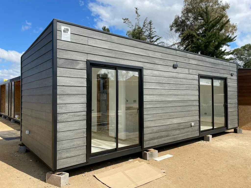 Casetta modulare Edison 8 x 3 m – 24 m² con grandi vetrate e bagno con doccia semicircolare - immagine 1