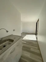 Casetta modulare Edison 8 x 3 m – 24 m² con grandi vetrate e bagno con doccia semicircolare - immagine 5