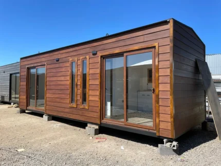 Casetta modulare Jocsan 8 x 3 m – 24 m² con serramenti effetto legno e bagno doccia - immagine 2