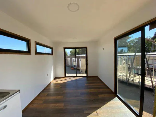 Casetta modulare Nogal 18 m² – lamiera acero nero con ampie vetrate in alluminio - immagine 2