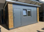 Container Abitabile 5 x 2,5 m — Pannelli Antracite con Listoni in Legno Naturale e Bagno con Doccia - immagine 1