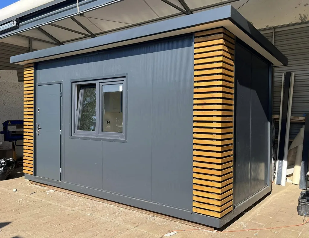 Container Abitabile 5 x 2,5 m — Pannelli Antracite con Listoni in Legno Naturale e Bagno con Doccia - immagine 2