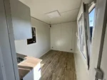 Container Abitabile 5 x 2,5 m — Pannelli Antracite con Listoni in Legno Naturale e Bagno con Doccia - immagine 4