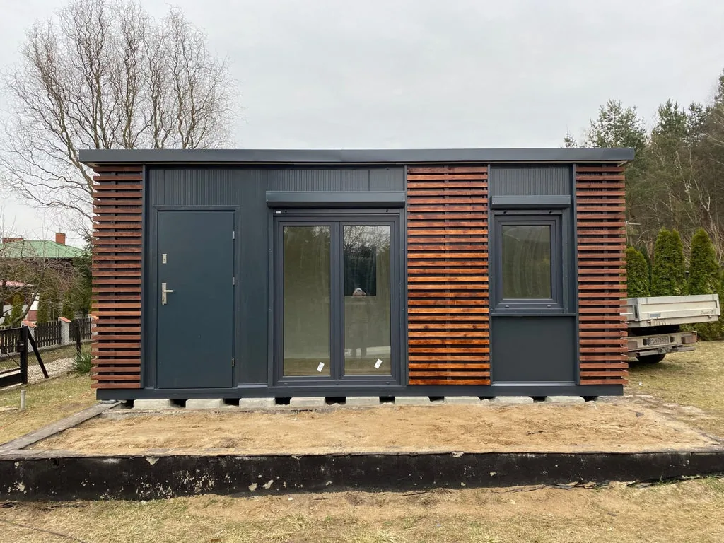 Container Abitabile 6 x 3 m — Pannelli Antracite con Rivestimento in Legno Mogano Orizzontale e Porta-Finestra Vetrata - immagine 1