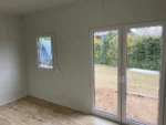Container Abitabile 6 x 3 m — Pannelli Antracite con Rivestimento in Legno Mogano Orizzontale e Porta-Finestra Vetrata - immagine 6