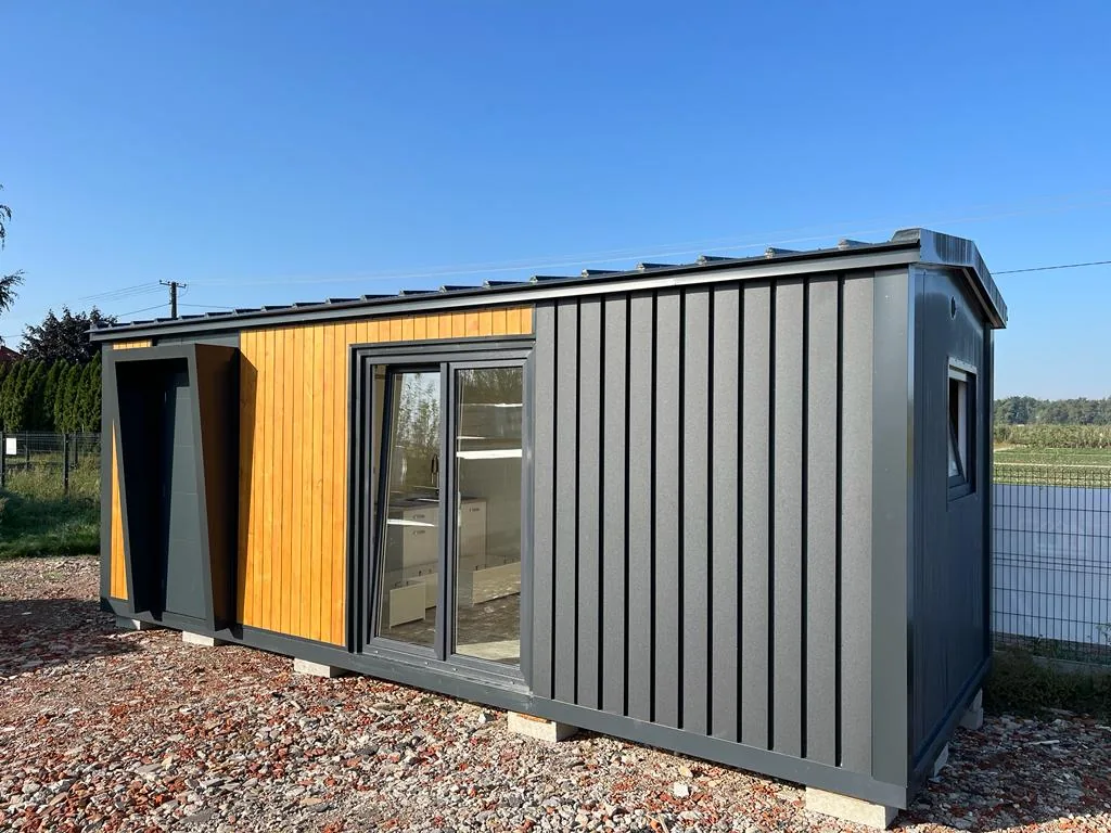 Container Abitabile 7 x 3 m — Pannelli Antracite con Fascia in Legno Verticale e Grande Porta Scorrevole - immagine 1