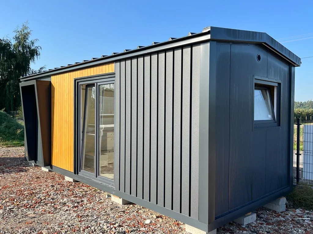 Container Abitabile 7 x 3 m — Pannelli Antracite con Fascia in Legno Verticale e Grande Porta Scorrevole - immagine 2