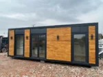 Container Abitabile 8 x 3 m — Pannelli in Legno Pino Orizzontale e Profili Antracite con Tre Porte Vetrate - immagine 2