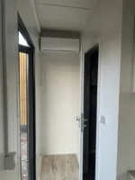 Container Abitabile 8 x 3 m — Pannelli in Legno Pino Orizzontale e Profili Antracite con Tre Porte Vetrate - immagine 9
