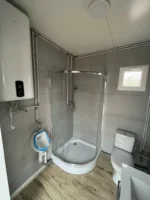 Container Abitabile 8 x 3 m — Pannelli in Legno Pino Orizzontale e Profili Antracite con Tre Porte Vetrate - immagine 13