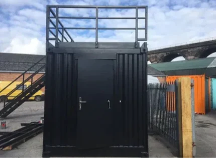 Container Bar 20 Piedi Nero con Terrazza Accessibile sul Tetto — Bar Industriale Multi-Livello - immagine 2