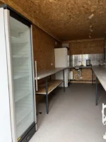 Container Bar 6 m Grigio Antracite su Ruote — Completamente Attrezzato con Acqua, Elettricità e Frigorifero - immagine 11