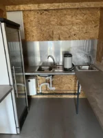 Container Bar 6 m Grigio Antracite su Ruote — Completamente Attrezzato con Acqua, Elettricità e Frigorifero - immagine 12