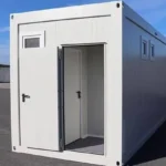 Container Sanitario 20 Piedi — 2 Docce + 2 WC + 2 Urinali + 3 Lavabi — 6,05 × 2,44 × 2,89 m - immagine 1
