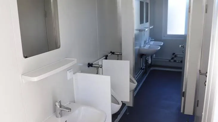 Container Sanitario 20 Piedi — 2 Docce + 2 WC + 2 Urinali + 3 Lavabi — 6,05 × 2,44 × 2,89 m - immagine 2