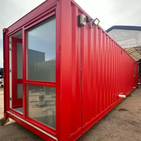 Container Sanitario 40 Piedi — Uomini/Donne — 2+1 Docce + 2+1 WC + Urinali + Lavabi — Rosso RAL 3000 - immagine 1