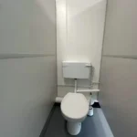 Container Sanitario 40 Piedi — Uomini/Donne — 2+1 Docce + 2+1 WC + Urinali + Lavabi — Rosso RAL 3000 - immagine 5
