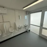 Container Sanitario 40 Piedi — Uomini/Donne — 2+1 Docce + 2+1 WC + Urinali + Lavabi — Rosso RAL 3000 - immagine 6