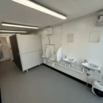 Container Sanitario 40 Piedi — Uomini/Donne — 2+1 Docce + 2+1 WC + Urinali + Lavabi — Rosso RAL 3000 - immagine 10