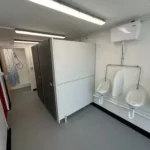 Container Sanitario 40 Piedi — Uomini/Donne — 2+1 Docce + 2+1 WC + Urinali + Lavabi — Rosso RAL 3000 - immagine 11