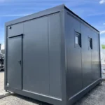 Container sanitario 4×3×2,9 m – 2 WC, 2 orinatoi, 2 lavabi, doccia e caldaia (RAL 7016) - immagine 1