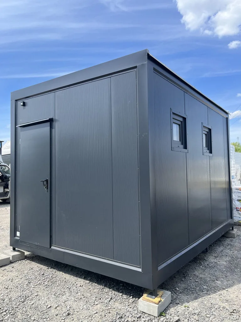 Container sanitario 4×3×2,9 m – 2 WC, 2 orinatoi, 2 lavabi, doccia e caldaia (RAL 7016) - immagine 1
