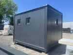 Container sanitario 4×3×2,9 m – 2 WC, 2 orinatoi, 2 lavabi, doccia e caldaia (RAL 7016) - immagine 4