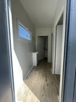 Container sanitario 4×3×2,9 m – 2 WC, 2 orinatoi, 2 lavabi, doccia e caldaia (RAL 7016) - immagine 5