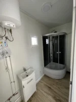 Container sanitario 4×3×2,9 m – 2 WC, 2 orinatoi, 2 lavabi, doccia e caldaia (RAL 7016) - immagine 9