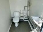 Container Sanitario con 3 Cabine — WC, Doccia e Urinale — 3,77 × 1,77 × 2,45 m - immagine 8