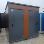 Container Sanitario Doppio 2 Cabine — 1 WC + Lavabo / 1 Doccia + Lavabo — Pannelli Effetto Legno — 2,46 × 1,97 × 2,45 m - immagine 1