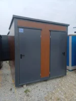 Container Sanitario Doppio 2 Cabine — 1 WC + Lavabo / 1 Doccia + Lavabo — Pannelli Effetto Legno — 2,46 × 1,97 × 2,45 m - immagine 1