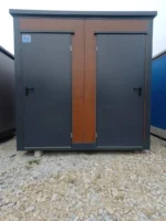Container Sanitario Doppio 2 Cabine — 1 WC + Lavabo / 1 Doccia + Lavabo — Pannelli Effetto Legno — 2,46 × 1,97 × 2,45 m - immagine 2