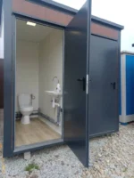 Container Sanitario Doppio 2 Cabine — 1 WC + Lavabo / 1 Doccia + Lavabo — Pannelli Effetto Legno — 2,46 × 1,97 × 2,45 m - immagine 3