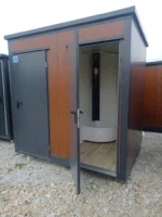 Container Sanitario Doppio 2 Cabine — 1 WC + Lavabo / 1 Doccia + Lavabo — Pannelli Effetto Legno — 2,46 × 1,97 × 2,45 m - immagine 4