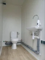 Container Sanitario Doppio 2 Cabine — 1 WC + Lavabo / 1 Doccia + Lavabo — Pannelli Effetto Legno — 2,46 × 1,97 × 2,45 m - immagine 6