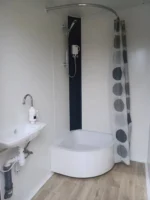 Container Sanitario Doppio 2 Cabine — 1 WC + Lavabo / 1 Doccia + Lavabo — Pannelli Effetto Legno — 2,46 × 1,97 × 2,45 m - immagine 7